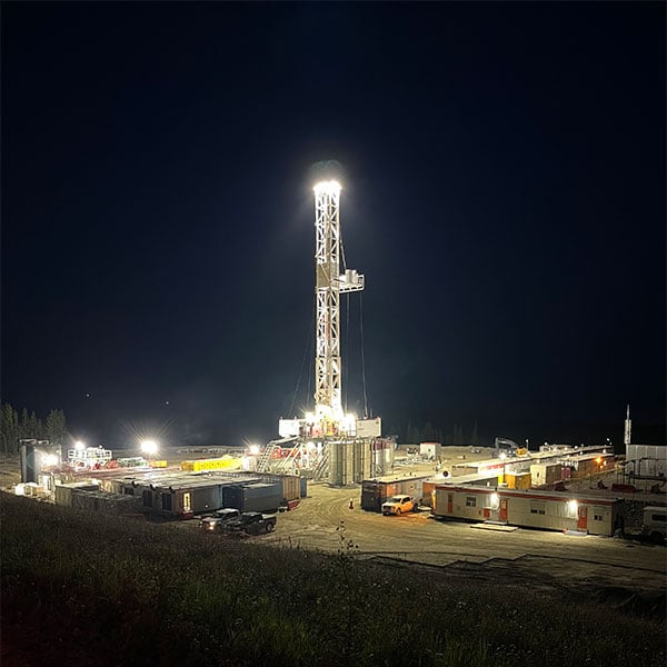 High-output, optically-controlled floodlights mounted at the top of the drilling rig deliver 360° coverage.